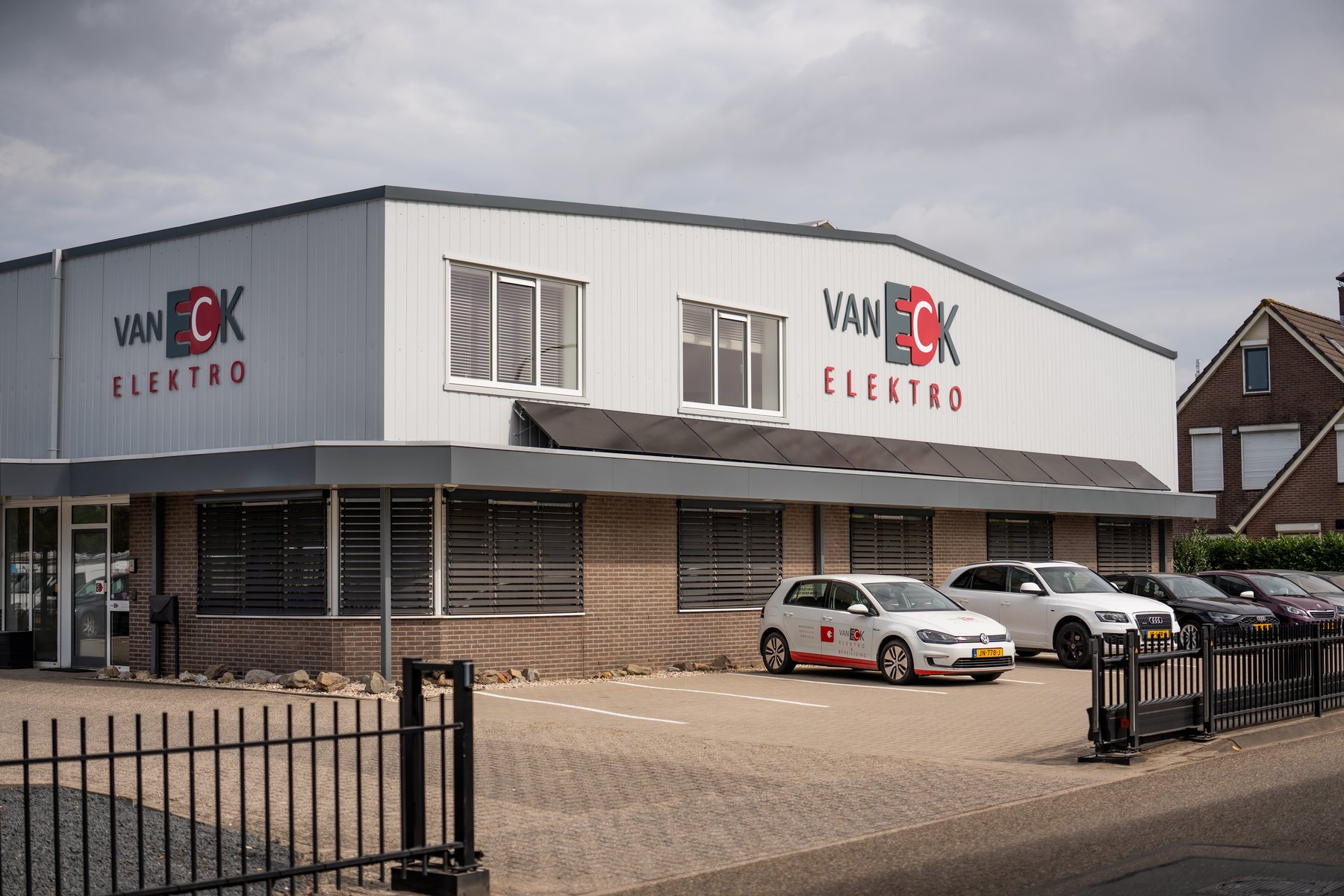 Het bedrijfspand van Van Eck Elektro aan de Industrieweg in Waardenburg