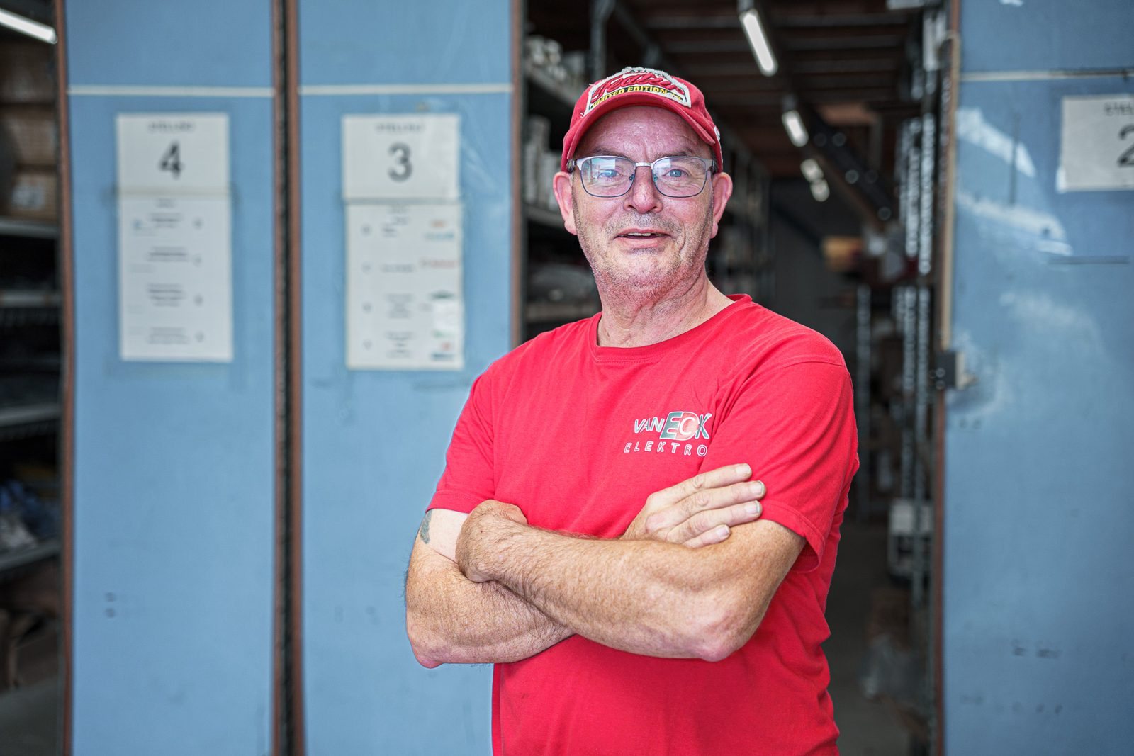 Magazijnbeheerder Gerrit voor het magazijn van Van Eck Elektro in Waardenburg