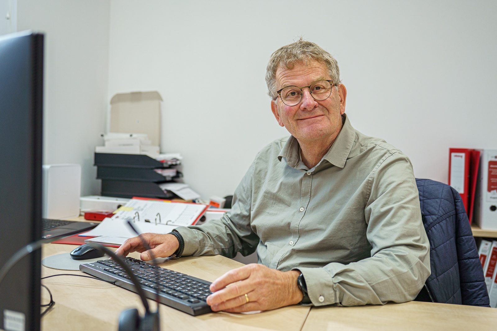 Rob, projectleider beveiliging, aan zijn bureau