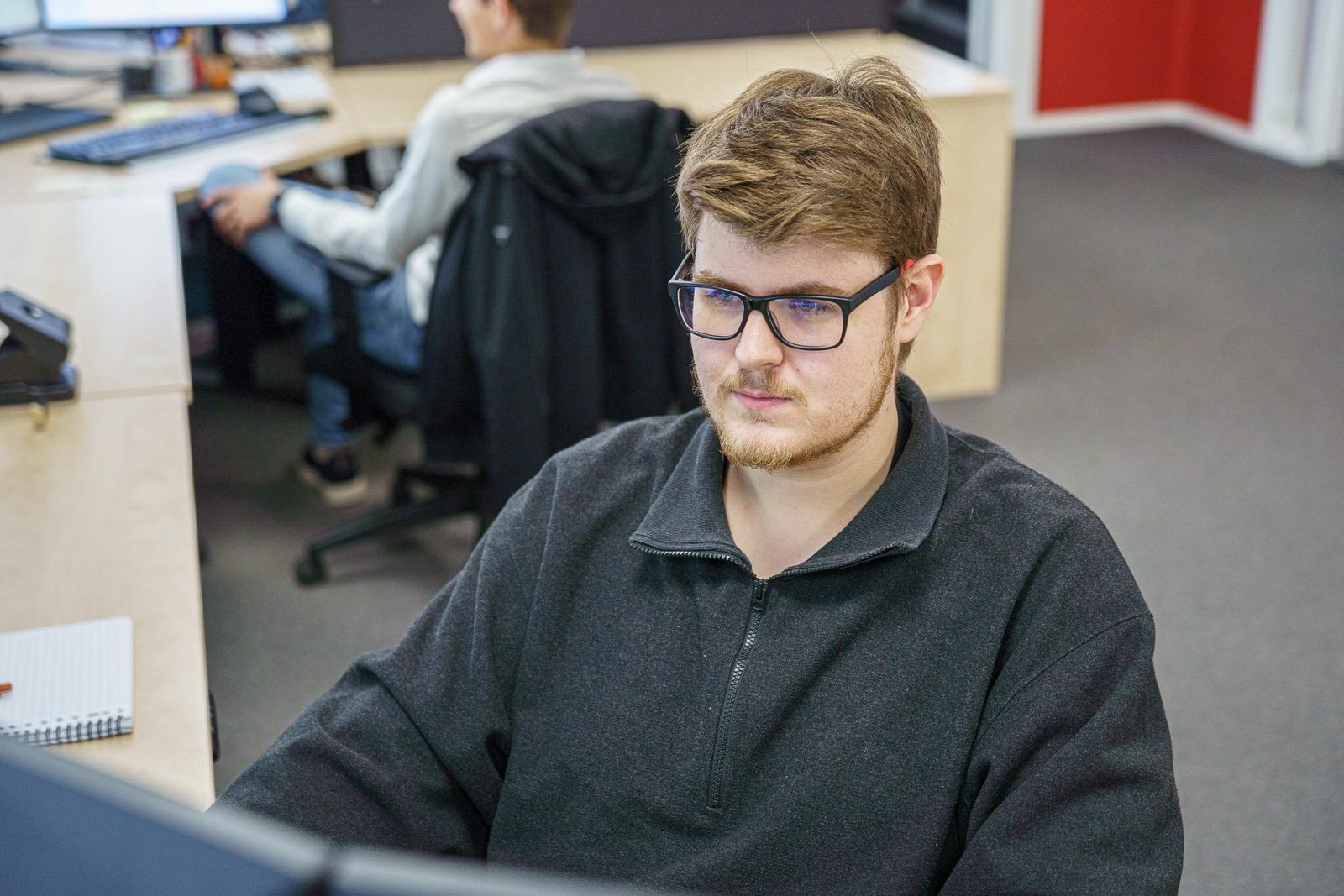 Werkvoorbereider en tekenaar Thomas achter zijn computer